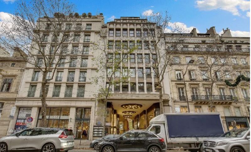 Dans un immeuble ancien des années 30 de très bon