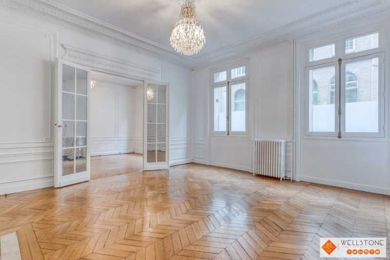 Dans un très bel immeuble haussmannien, Wellstone