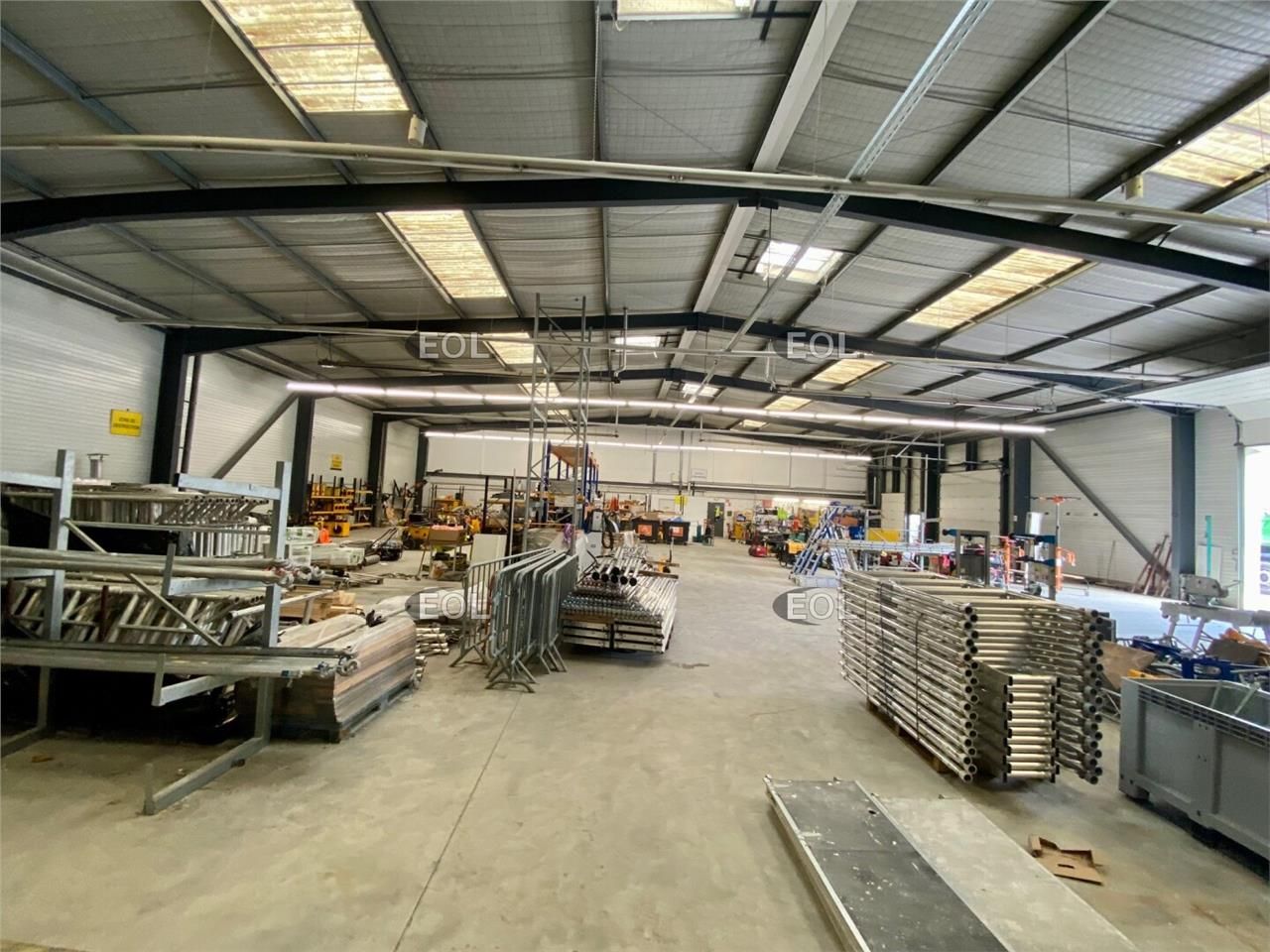 Bâtiment indépendant en façade de l'axe principal du Pole d'Activités