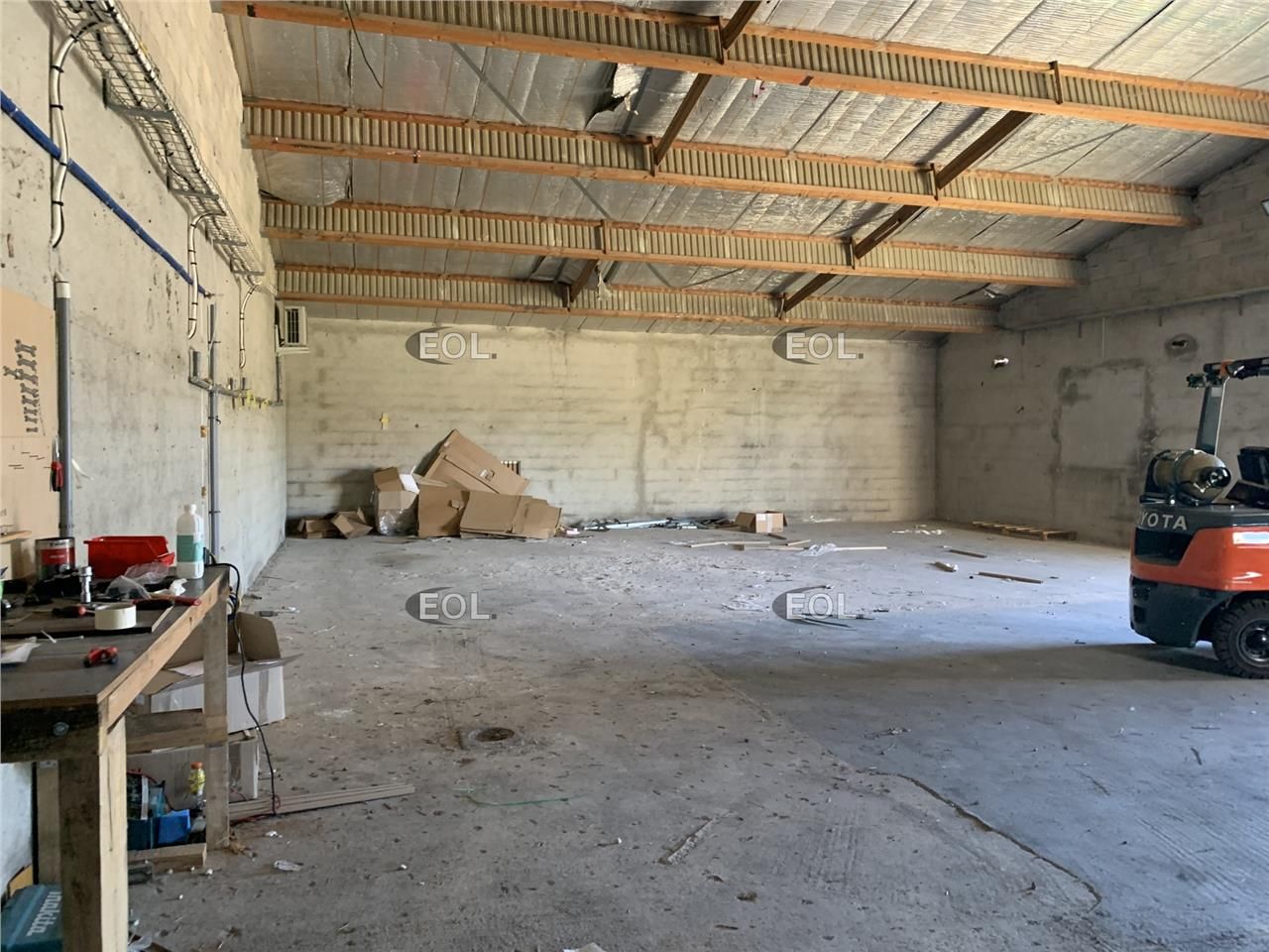 A Vendre - Locaux d'activités et bureaux - Peyrolles-en-Provence