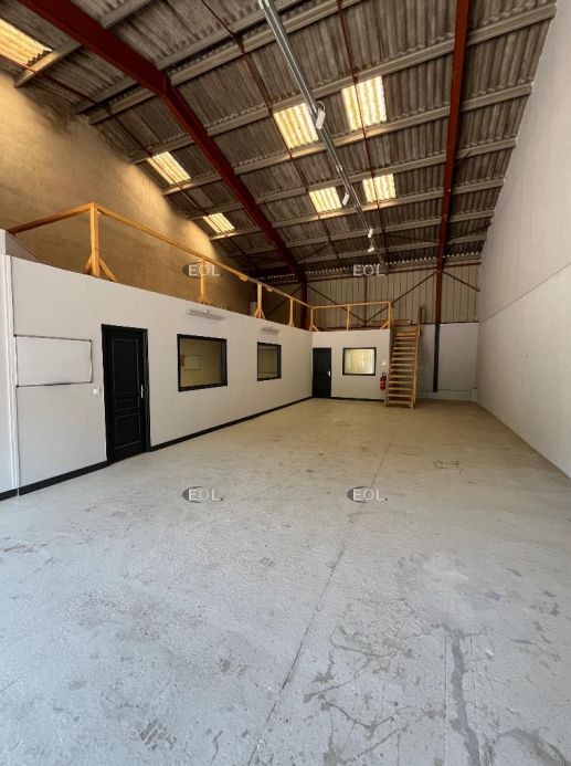 Locaux en entrée de zone d'activités de Gémenos