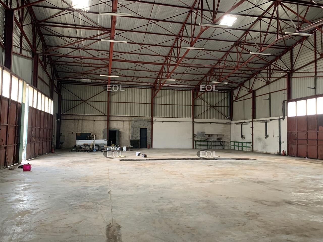 Bâtiment d'activités indépendant avec terrain