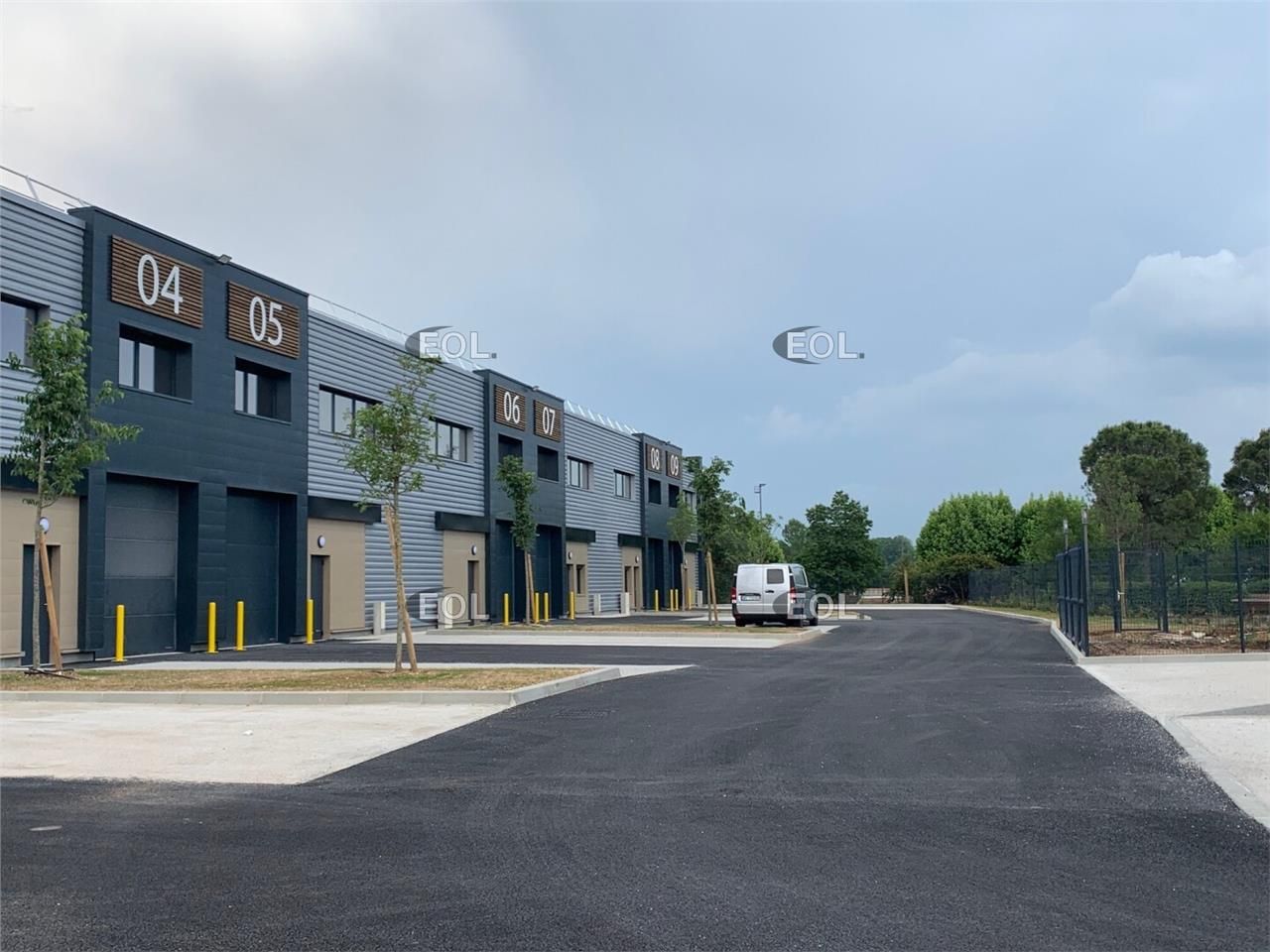 Locaux d'activités neufs avec bureaux aménagés