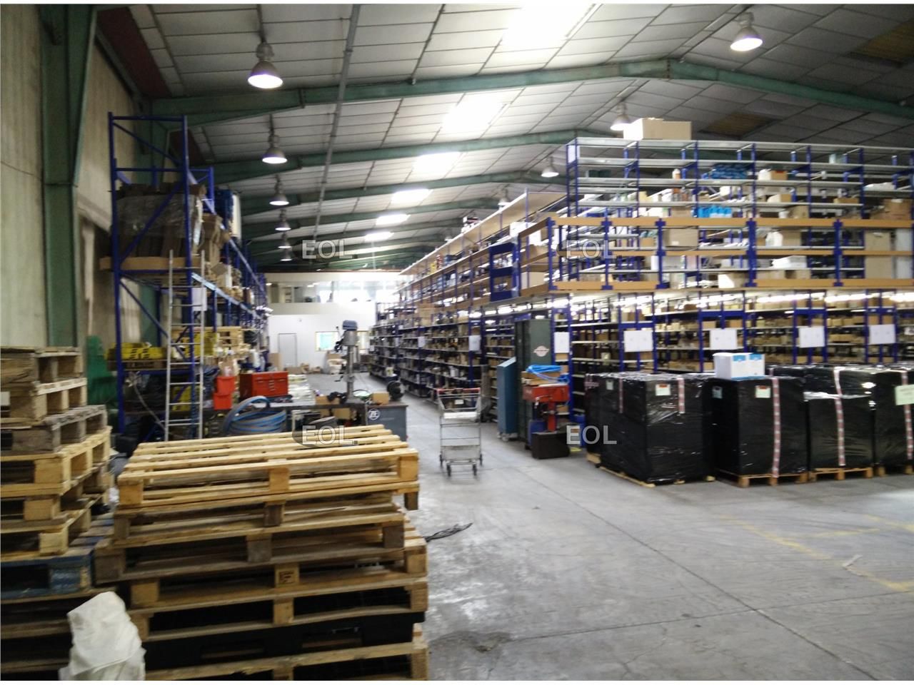 Vitrolles - 2350m² avec quai à louer