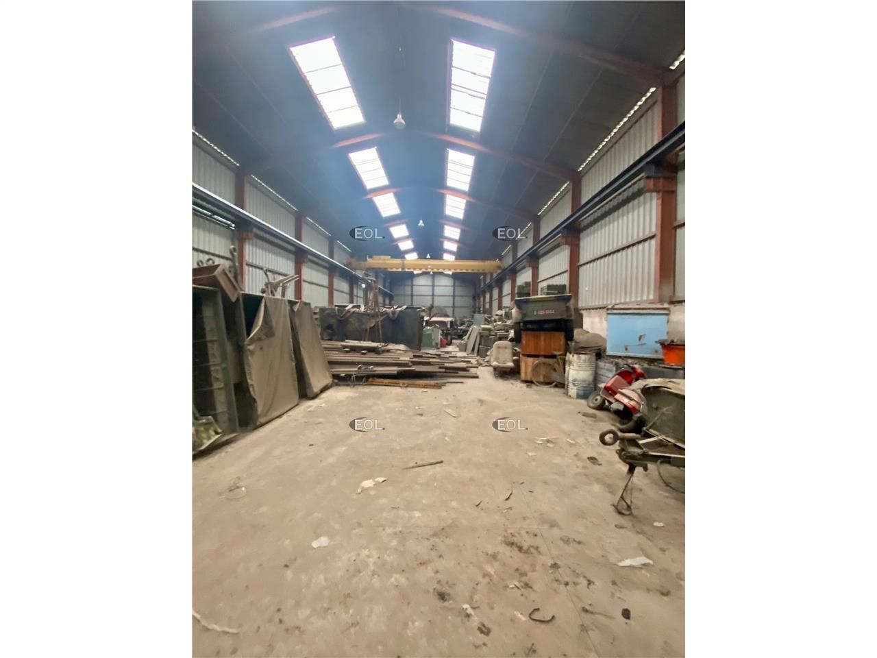 Bâtiment avec grand terrain à la vente