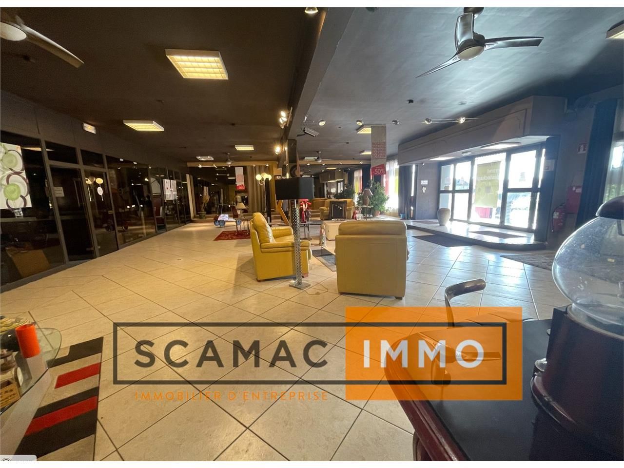 Location Local Commercial 230 m² non divisibles