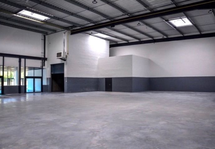 Local d'activités de 1559m²