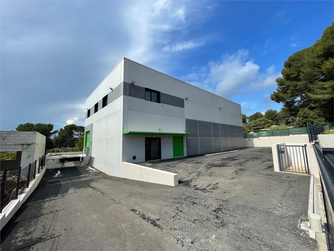 Location Entrepôt 564 m² non divisibles