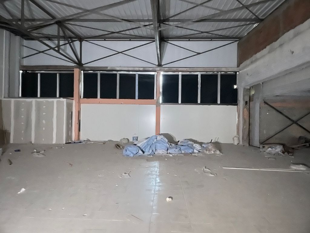 Location Local Commercial 742 m² non divisibles
