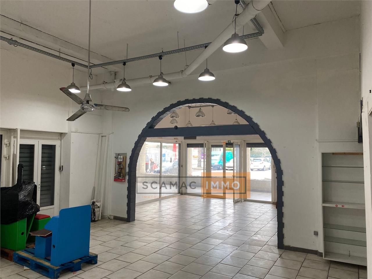 Location Local Commercial 114 m² non divisibles