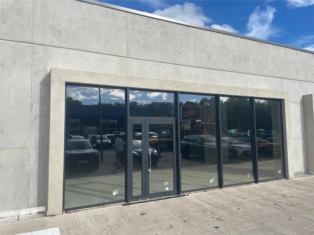 Location Local Commercial 385 m² non divisibles
