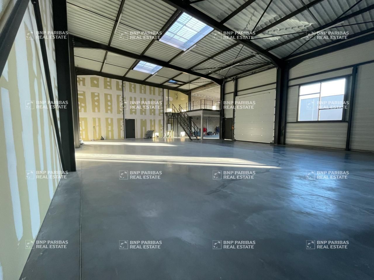 1006 m² pour ce activité en location à Décines-charpieu