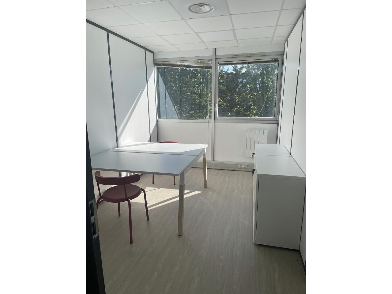 920 m² pour ce bureaux en location à Saint-thibault-des-vignes