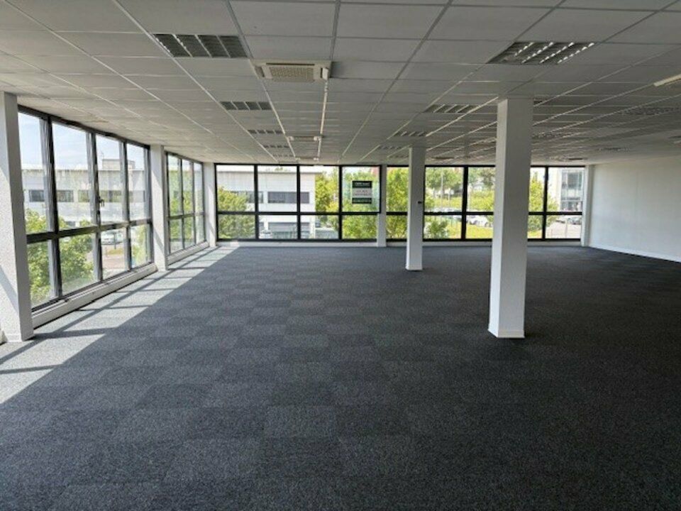Surfaces de bureaux disponibles en location, en RDC et 1er étage d'un immeuble climatisé et très lumineux au ZAC de la Croix Blandin, Reims.