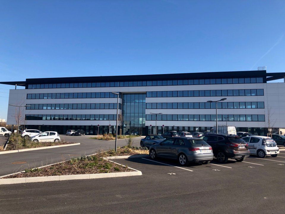 Plateaux de bureaux dans un immeuble en R+4, à louer à Bezannes