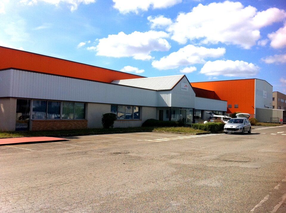 Location local d''activites 2700 m² divisibles à partir de 2100 m²