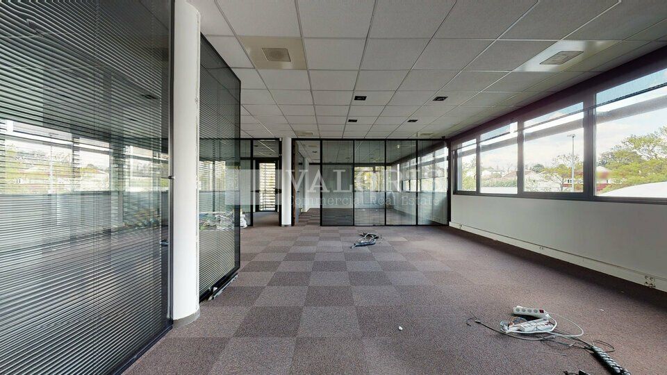 Sur les hauteurs de Lyon, VALORIS REAL ESTATE vous propose plusieurs surfaces de bureaux dans un immeuble de standing avec parkings. 