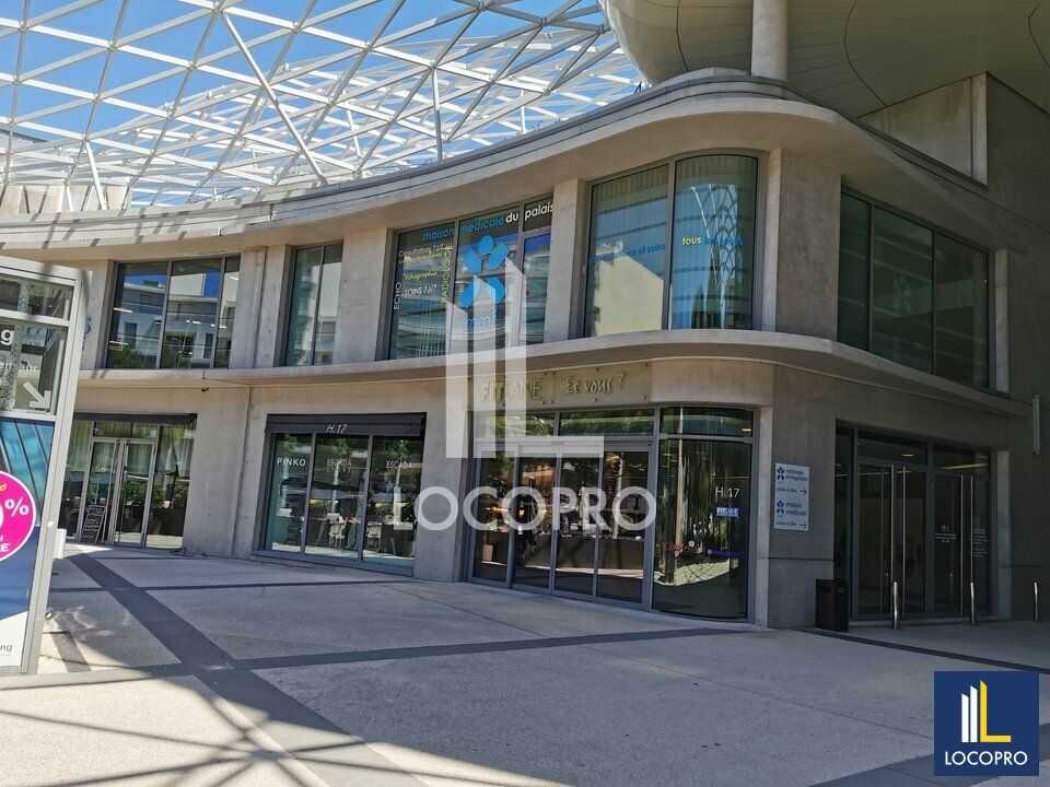 Location local commercial 989 m² divisibles à partir de 38 m²