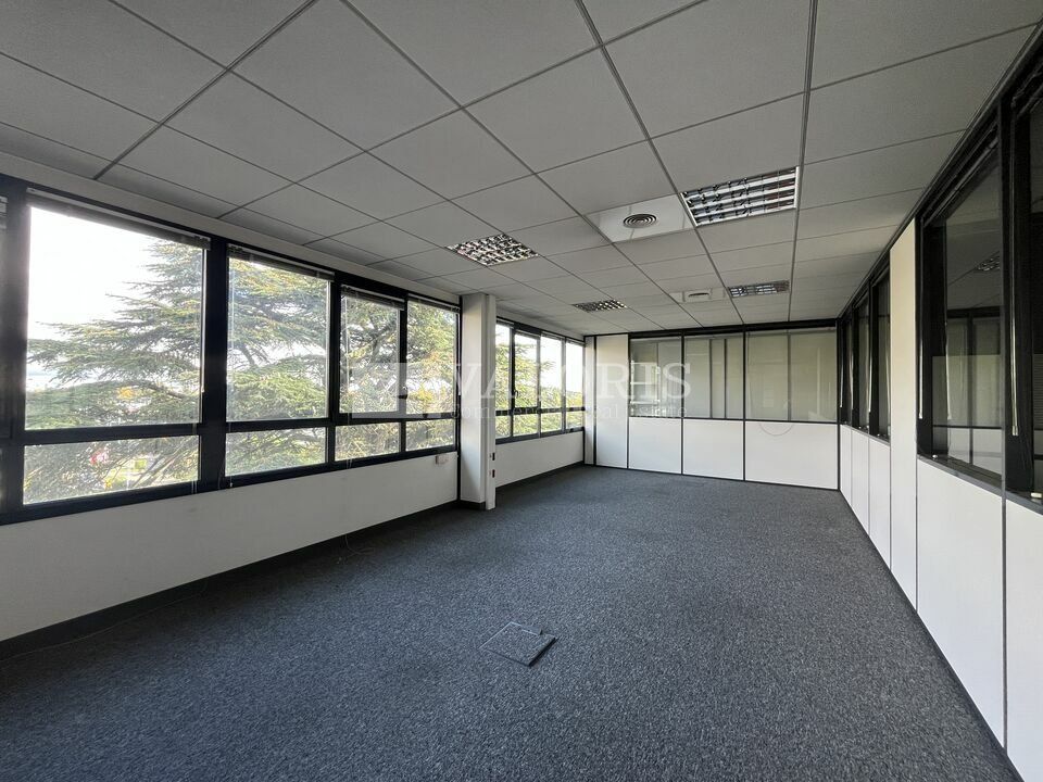1 139 m² de bureaux à la location divisibles à partir de 201 m², dans un immeuble de standing en bordure d'autoroute A6 offrant une belle visibilité. Parties communes entretenues. Bureaux lumineux et traversants.