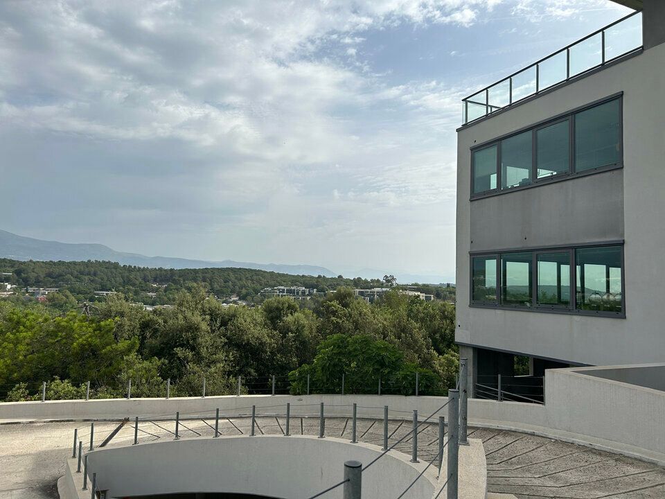 À LOUER - BUREAUX 682 M2 DIVISIBLES A PARTIR DE 223 M2 -  IMMEUBLE HQE - SOPHIA ANTIPOLIS