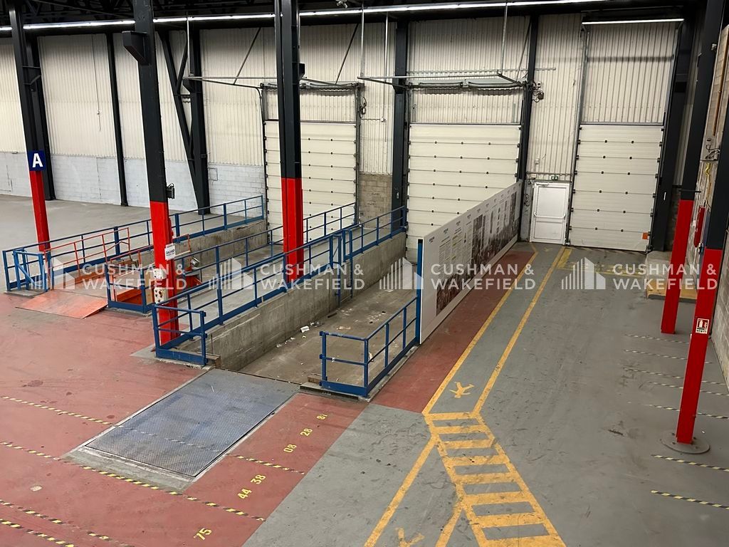 Location entrepôt 2070 m² non divisibles
