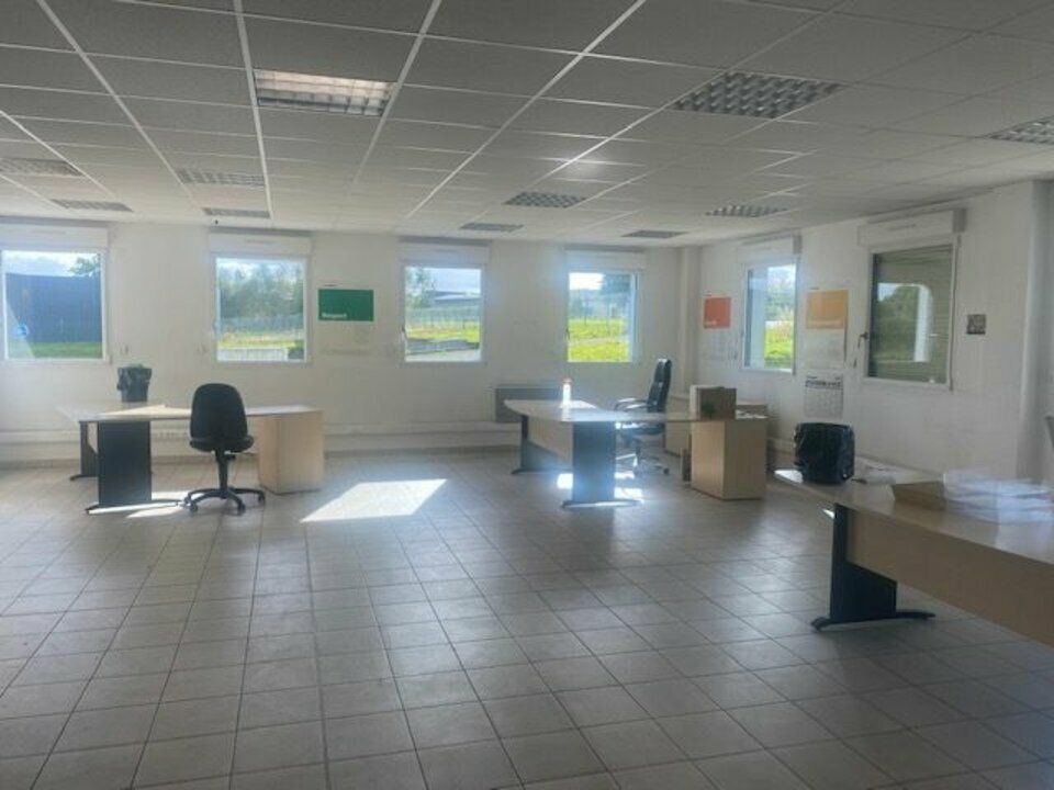 Bâtiment de type industriel de 900 m², à vendre ou à louer, à La Ferrière-aux-Étangs - proche Flers (61)
