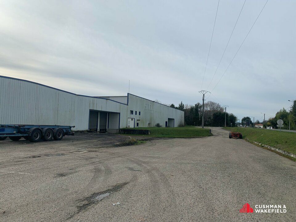 Location local d''activites 6780 m² non divisibles