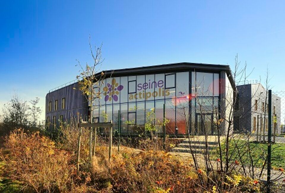 Location local d''activites 1000 m² divisibles à partir de 300 m²