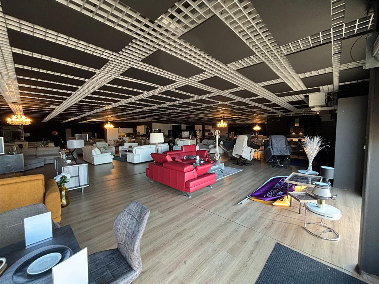 Location local commercial 1300.00 m² à FEYTIAT