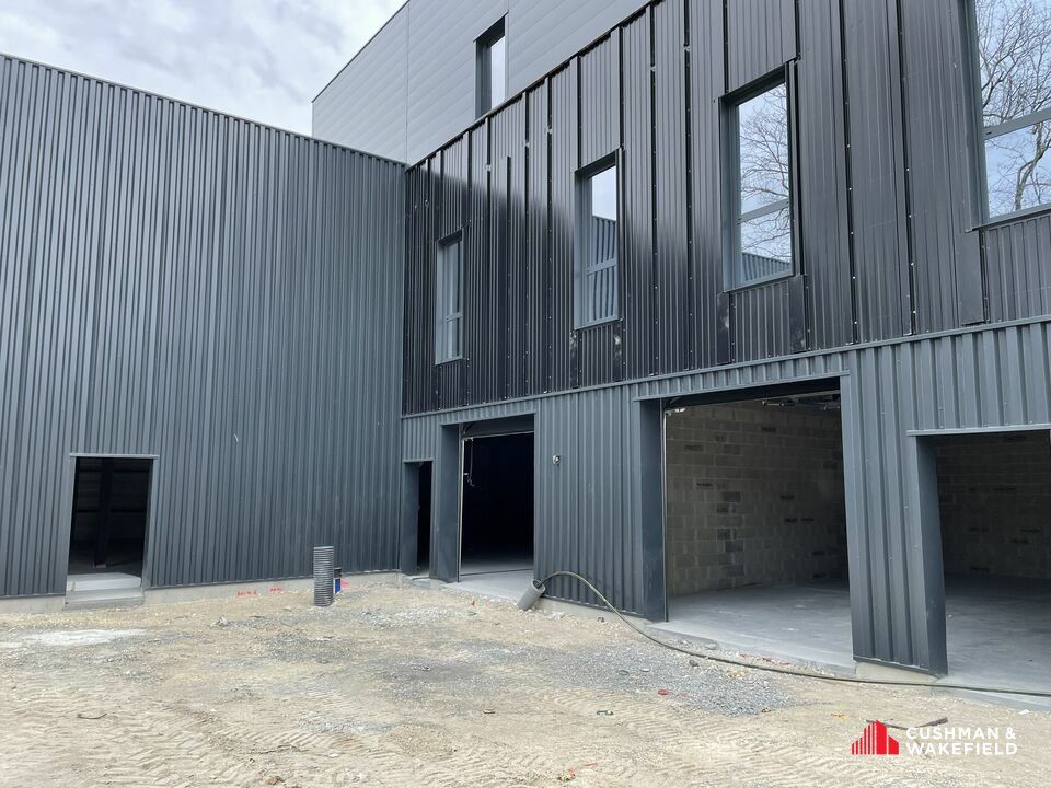 Location local d''activites 242.5 m² non divisibles