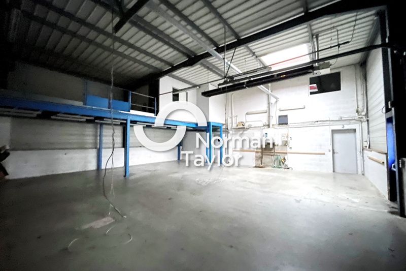 Location local d''activites 396 m² non divisibles