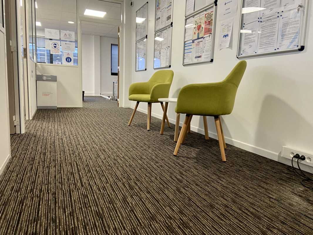 A louer plusieurs surfaces de bureaux et de locaux d'activités au cœur de la zone industrielle de Meyzieu.