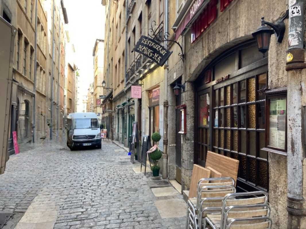 Au cœur du Vieux Lyon, Norman Taylor vous propose en cession de fonds de commerce un restaurant avec une belle capacité de 105 couverts. Disponibilité immédiate.