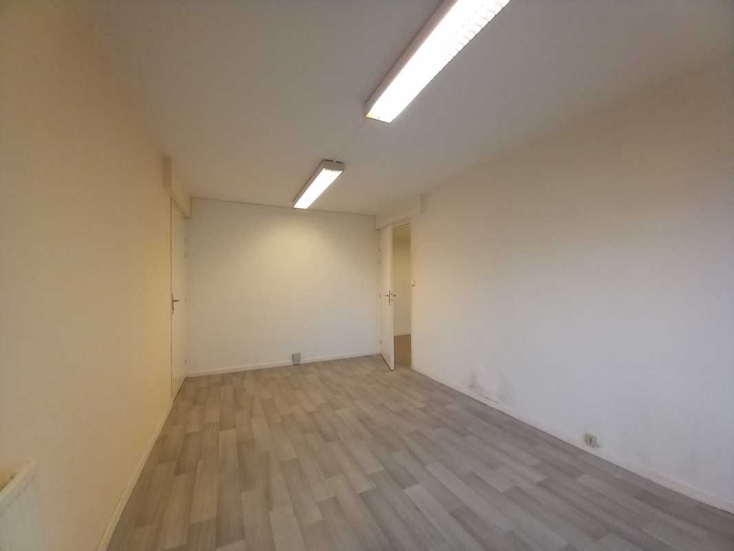 Norman Taylor vous propose à la location, deux surfaces de bureaux de 50 m² et 51 m² en R+2 en plein cœur de Saint-Priest Bel Air.