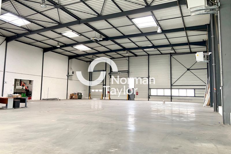 Location local d''activites 2841 m² divisibles à partir de 66 m²