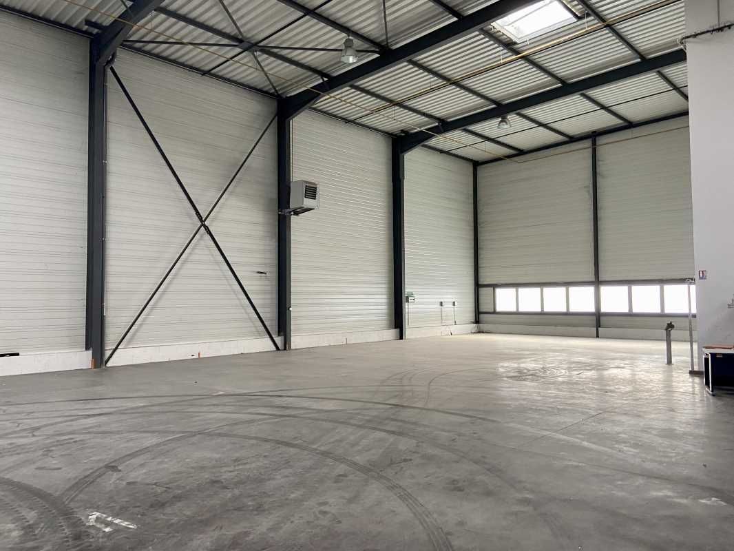 A louer plusieurs lots d'activité d'une surface totale de 2 841 m² divisibles à partir de 66 m².