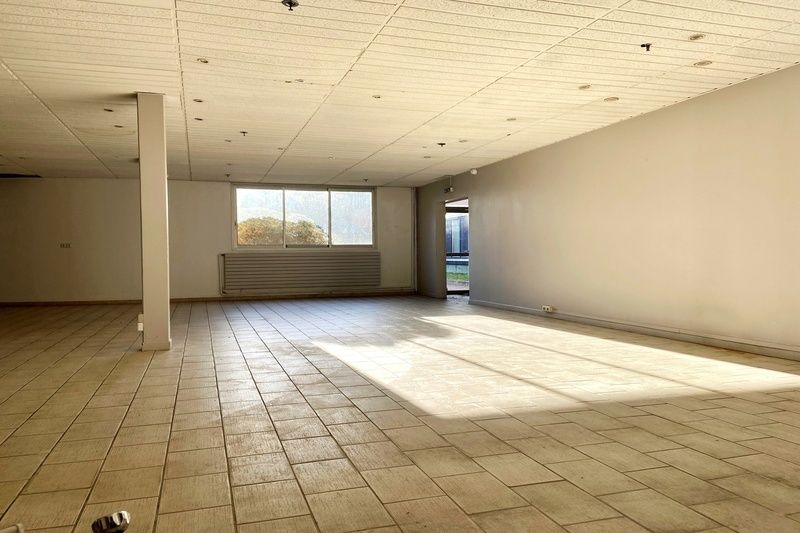 Dans un bâtiment indépendant au cœur de la Techlid , Norman Taylor vous propose à la location un local d'activité de 677 m².