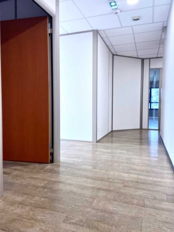 Plateau de bureaux divisible à partir de 113 m² situés à Limas. Au sein d'un parc tertiaire. Disponibilité immédiate.