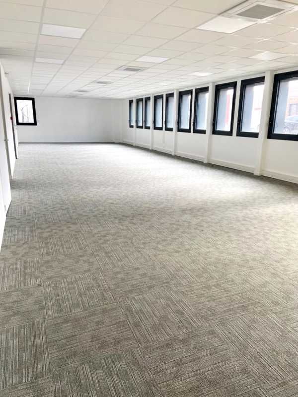 Norman Taylor vous propose 1 694 m² de local d'activité divisible à partir de 653 m². Disponible immédiatement.