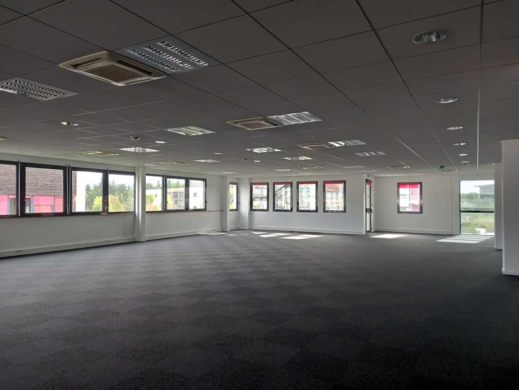 Au sein du parc technologique de St Priest, nous vous proposons à la location une surface de bureaux de 1953 m² divisibles à partir de 93m².