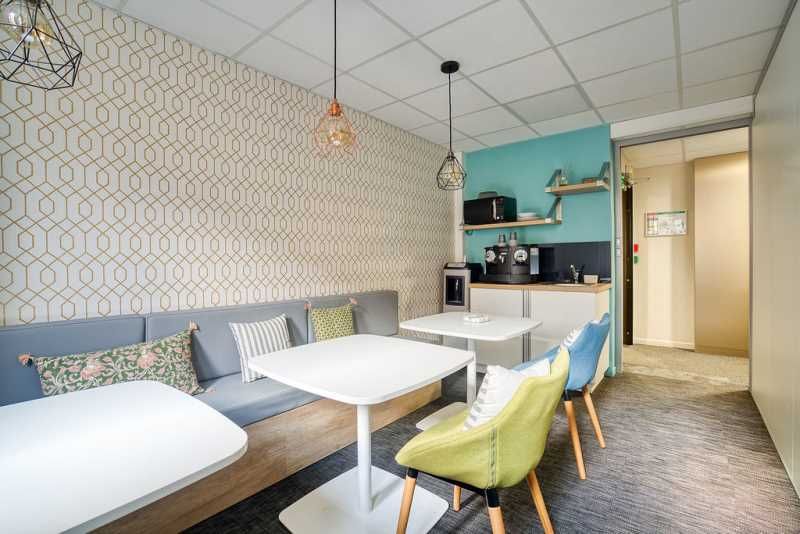 En plein cœur de la Part-Dieu, nous vous proposons à location 125 m² de bureaux privatifs ou au poste, au sein d'un centre d'affaires.