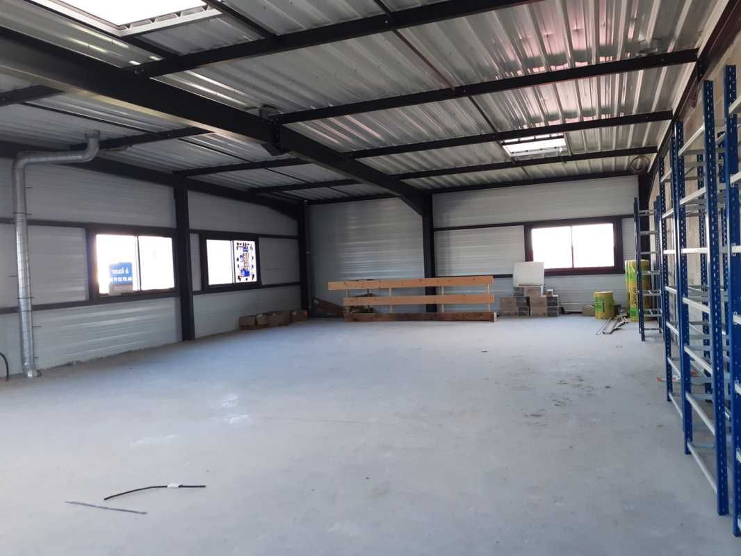 A louer, 150 m² de bureaux neufs en R+1. Belle luminosité, hauteur sous plafond. Disponibilité immédiate