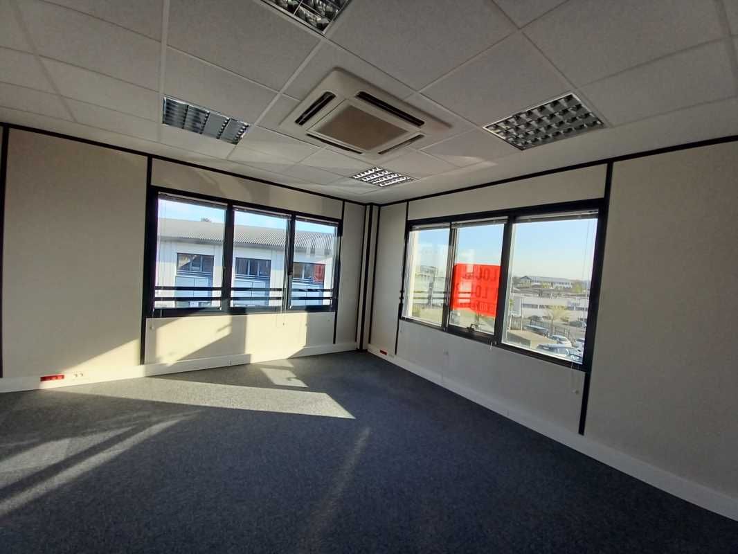 Au sein du Parc du Martelet, nous vous proposons à la location, deux surfaces de bureaux de 79 m² et 171 m², disponibles de suite. 8 Places de parking réservées.