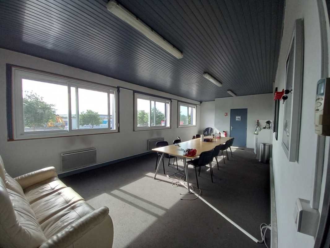 A louer, une surface de 270 m² de bureaux en R+1 au cœur de la Mi-Plaine à Saint-Priest. Disponibilité immédiate.