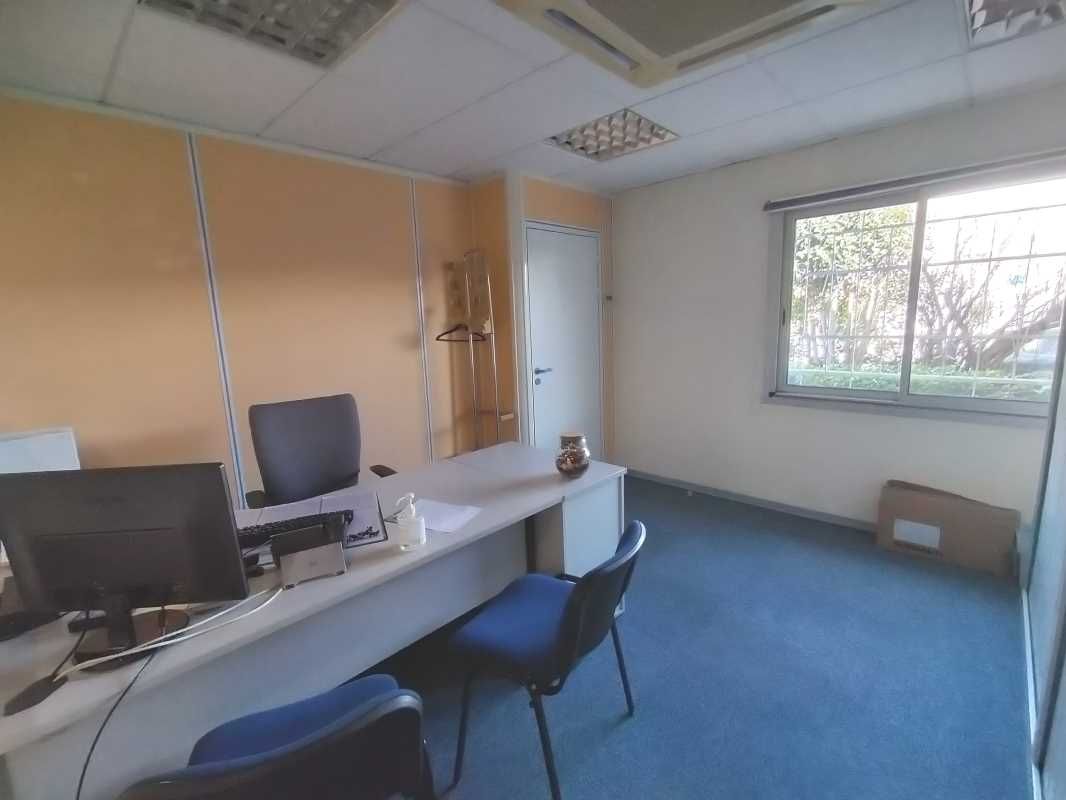 A louer, dans un ensemble immobilier mixte, plateaux de bureaux et locaux d'activité