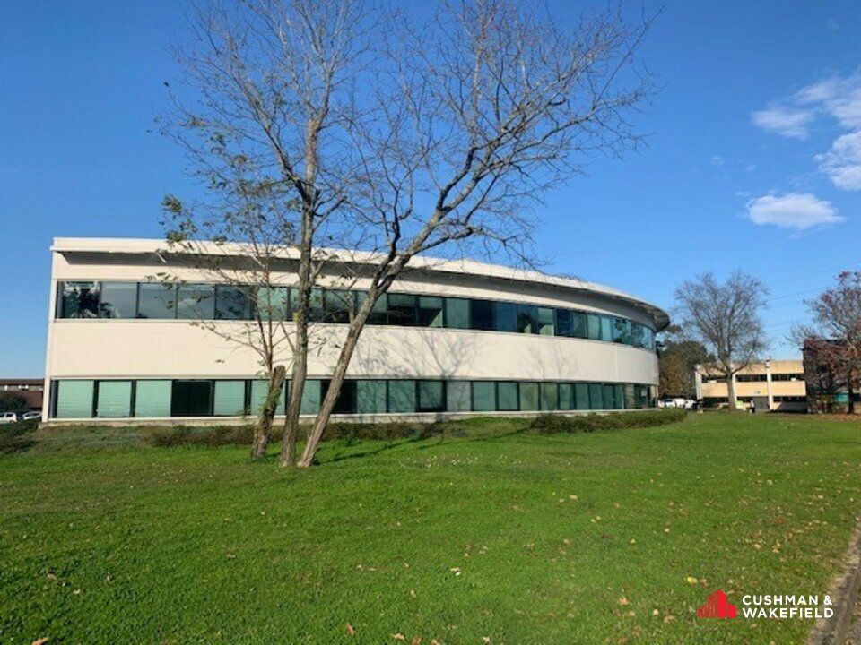 Dans un immeuble en R+1 situé au coeur du parc arboré de Cadéra Sud