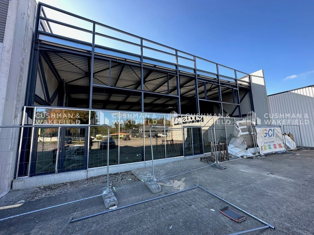 Location locaux commerciaux 1100 m² non divisibles