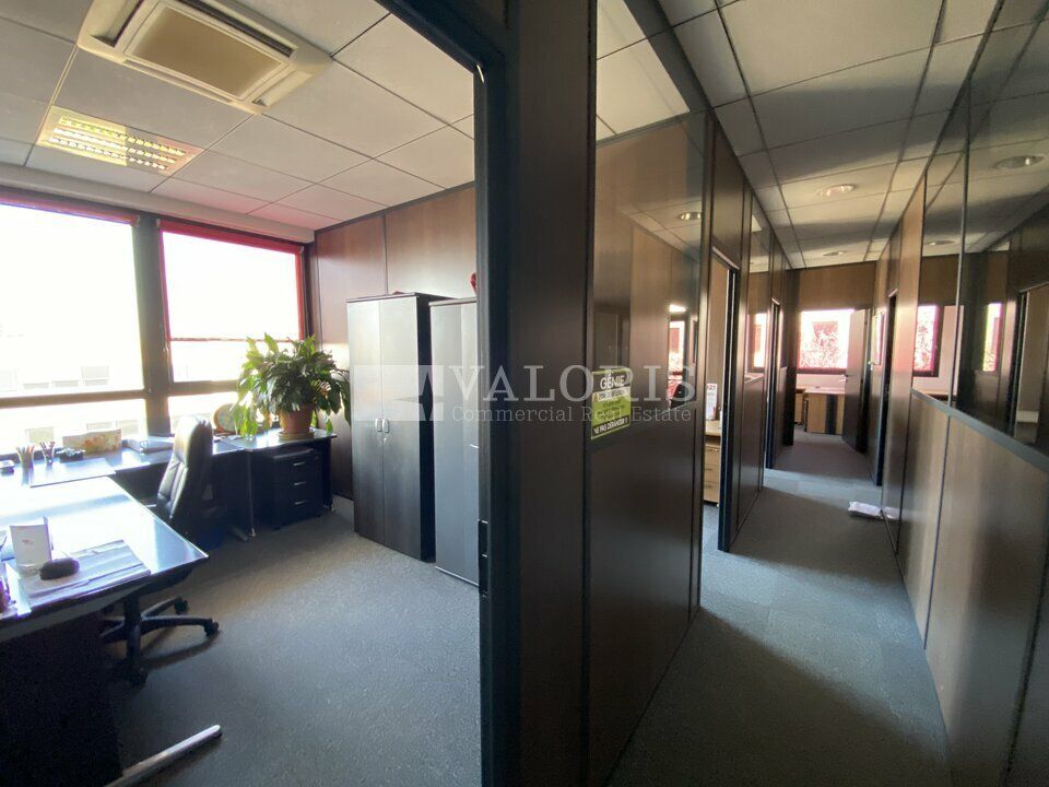 VALORIS REAL ESTATE vous propose 305 m² divisibles à partir de 140 m² de bureaux à louer au sein d'un immeuble tertiaire situé au coeur de Saint Priest, dans le Parc Technologique.