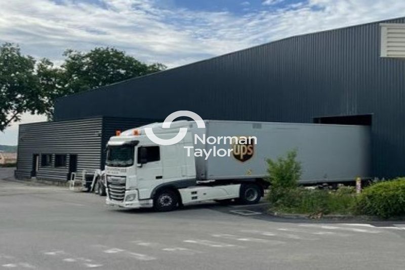 Location local d''activites 991 m² divisibles à partir de 393 m²