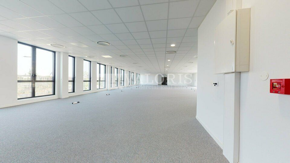 Plusieurs surfaces de bureaux à louer, divisibles dans un immeuble mixte au cœur du quartier dynamique du Carré de Soie. Plateaux neufs de bureaux traversants et lumineux. Situation stratégique à proximité du pôle multimodal Vaulx-en-Velin La Soie.